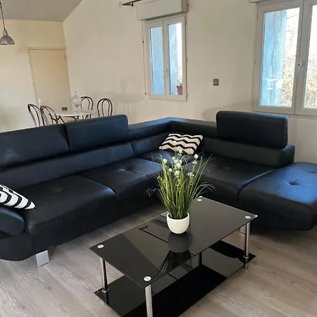 Laubergerie De Lastours Homestay *