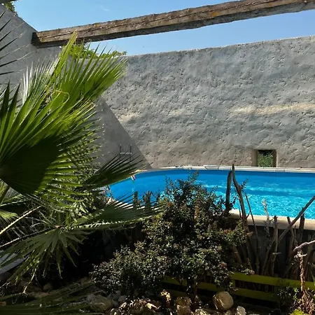 Laubergerie De Lastours Homestay *